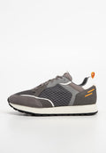 Graue Sneaker mit einem strukturierten Obermaterial aus Wildleder und Netzgewebe, weißen Akzenten und orangefarbigen Details an der Ferse. Leichte Gummisohle.