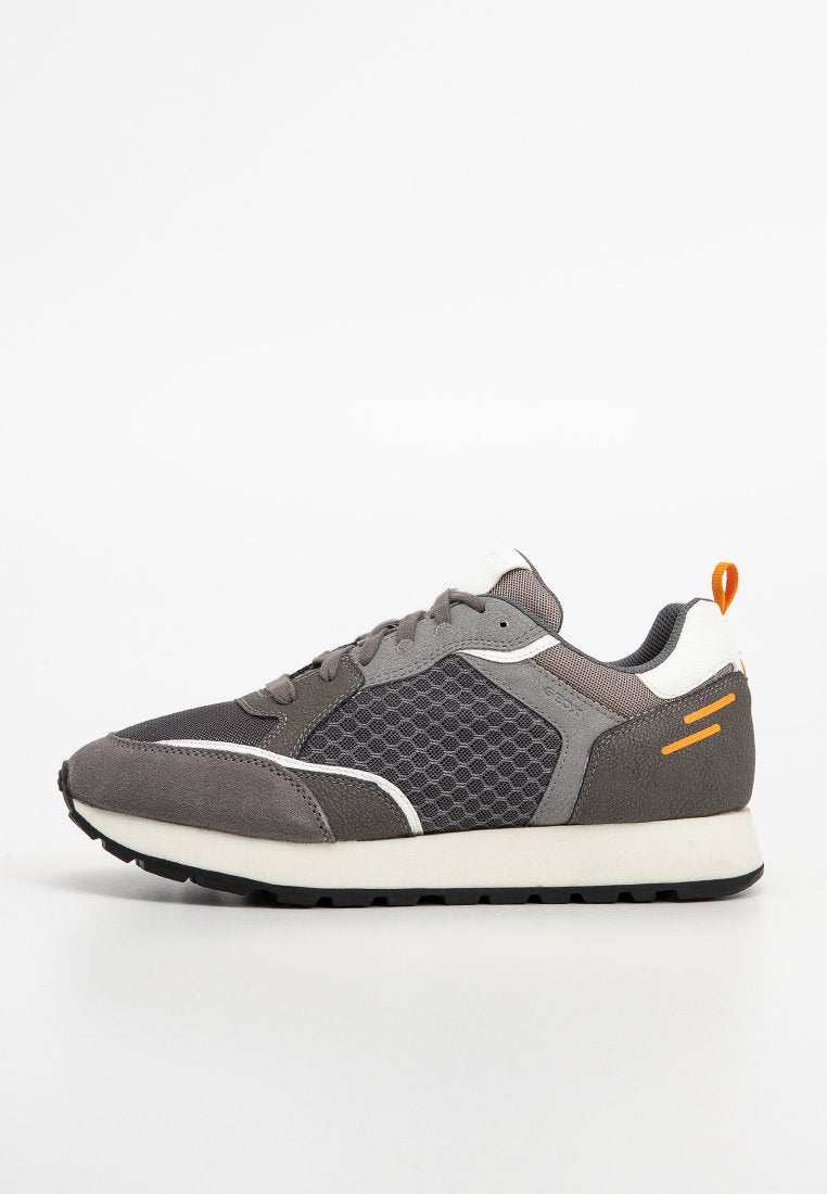 Graue Sneaker mit einem strukturierten Obermaterial aus Wildleder und Netzgewebe, weißen Akzenten und orangefarbigen Details an der Ferse. Leichte Gummisohle.