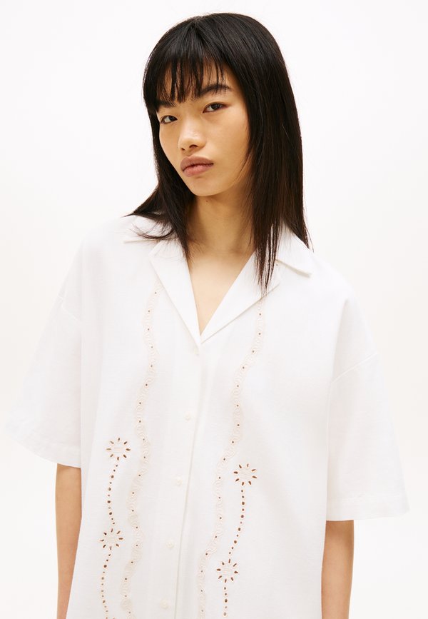 Tommy Jeans BRODERIE ANGLAISE RELAXED MINI SHIRT DRESS