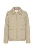 Gepatchte beige Jacke mit spitzem Kragen, goldener Reißverschluss und zwei Vorderentaschen. Abgesetzt mit kontrastierenden olivgrünen Details.