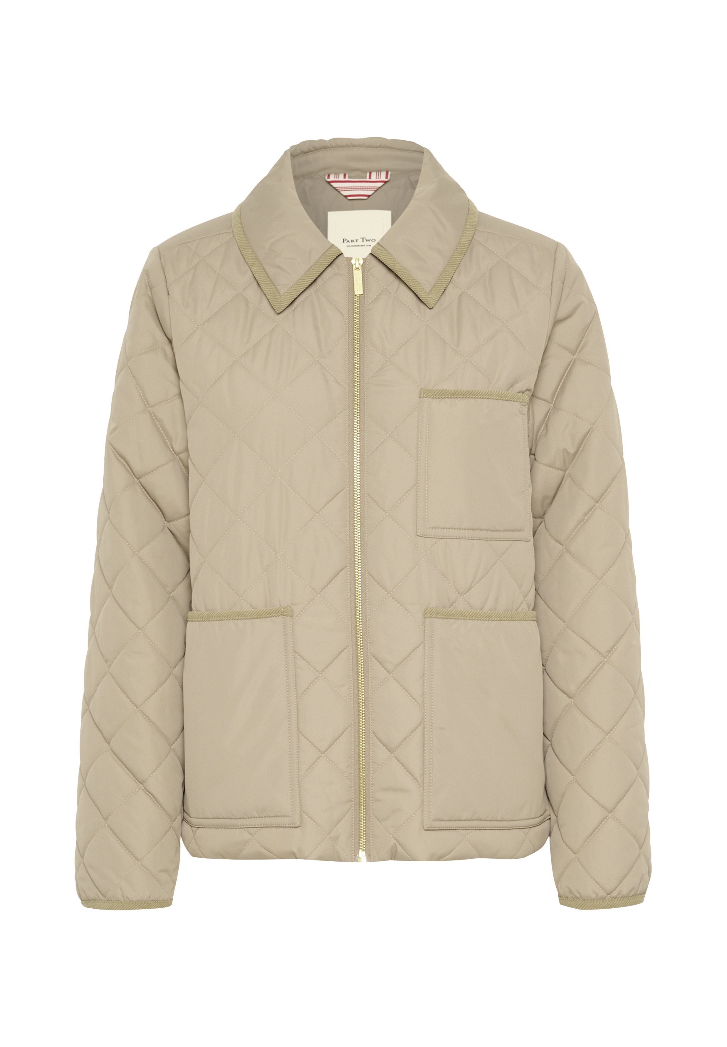 Gepatchte beige Jacke mit spitzem Kragen, goldener Reißverschluss und zwei Vorderentaschen. Abgesetzt mit kontrastierenden olivgrünen Details.