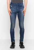 Dunkelblaue Denim-Jeans mit taillierter Passform, mit verblassten Details, Fünf-Taschen-Design und einem kleinen Markenetikett auf der Vorderseite der Tasche.