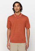Kurzarm-Polohemd in verbranntem Orange mit gerippter Textur, ausgestattet mit einem Kragen mit kontrastierendem Design und einem Knopfverschluss am Hals.