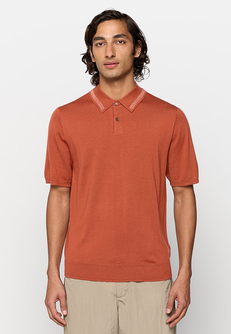 Kurzarm-Polohemd in verbranntem Orange mit gerippter Textur, ausgestattet mit einem Kragen mit kontrastierendem Design und einem Knopfverschluss am Hals.