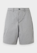 Helles graue knielange Shorts mit Gürtelschlaufen, einem Knopfverschluss und seitlichen Taschen, auf einem schlichten weißen Hintergrund präsentiert.