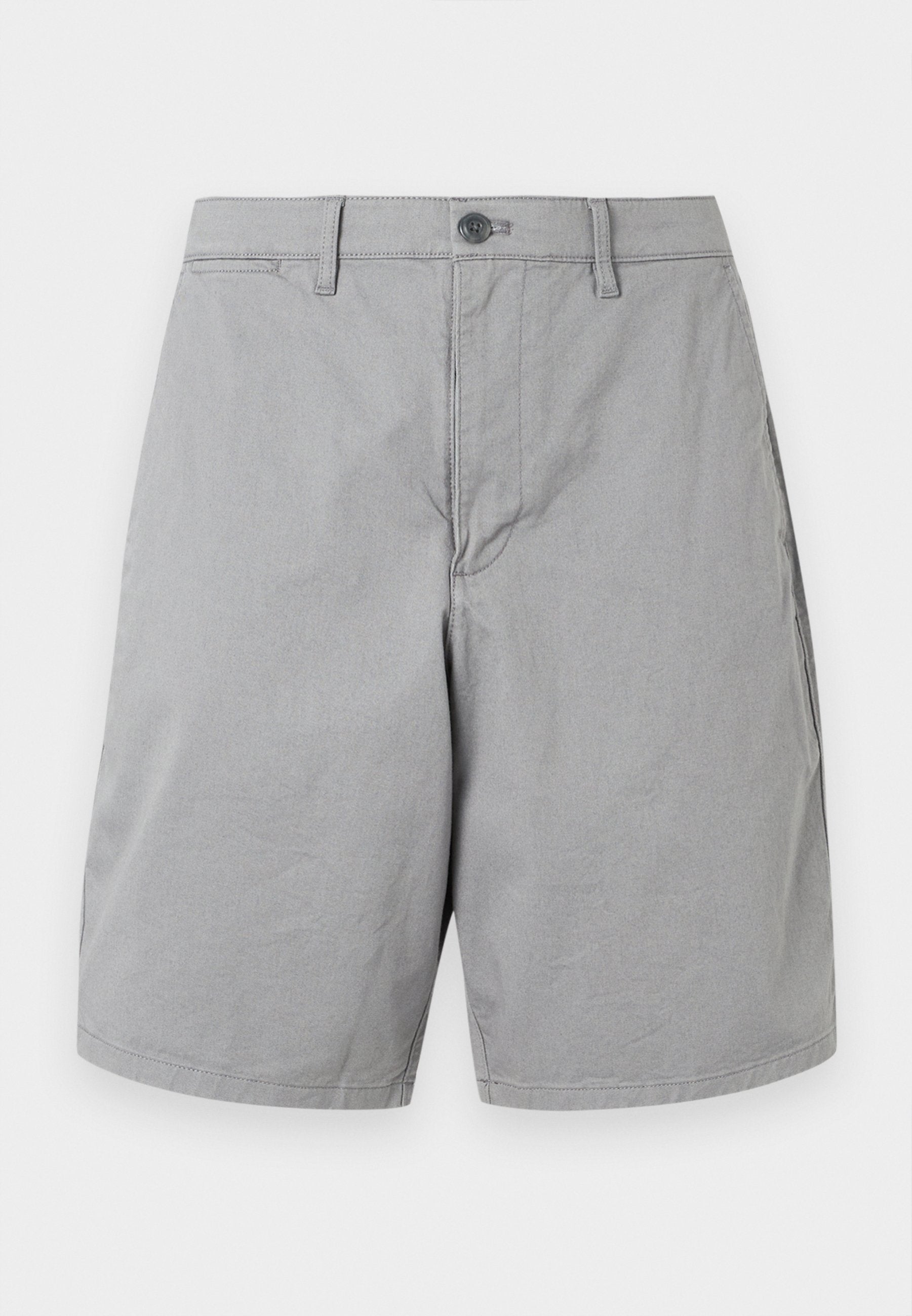 Helles graue knielange Shorts mit Gürtelschlaufen, einem Knopfverschluss und seitlichen Taschen, auf einem schlichten weißen Hintergrund präsentiert.