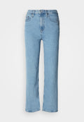 Helle blaue gerade geschnittene Jeans aus Denim, mit einem klassischen Fünf-Taschen-Design, frontalen Knopfverschluss und dezenten Nähdetails.