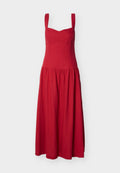 Rotes Midikleid mit breiten Trägern, tailliertem Oberteil und gerafftem Rock vor weißem Hintergrund.