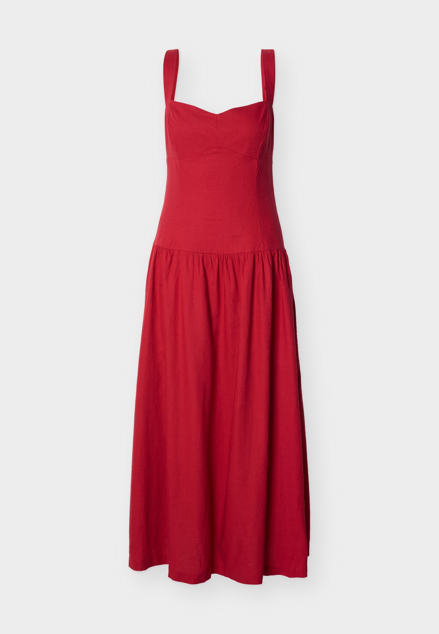 Rotes Midikleid mit breiten Trägern, tailliertem Oberteil und gerafftem Rock vor weißem Hintergrund.