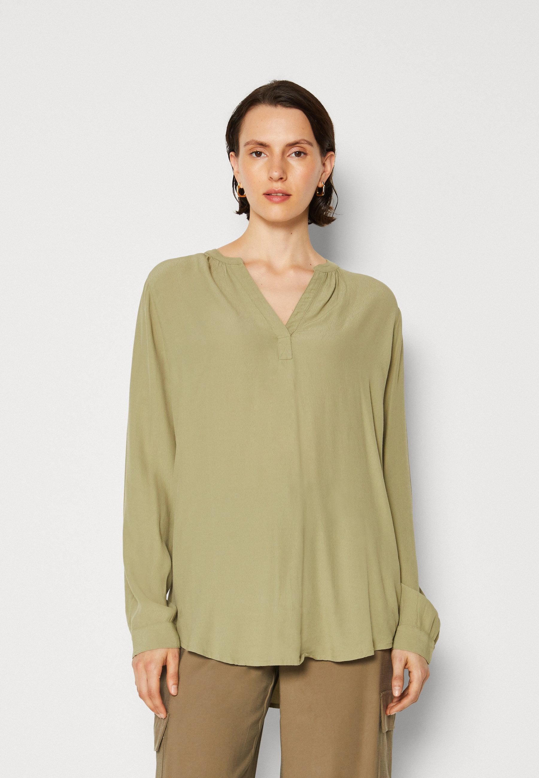 BLOUSE Media 4