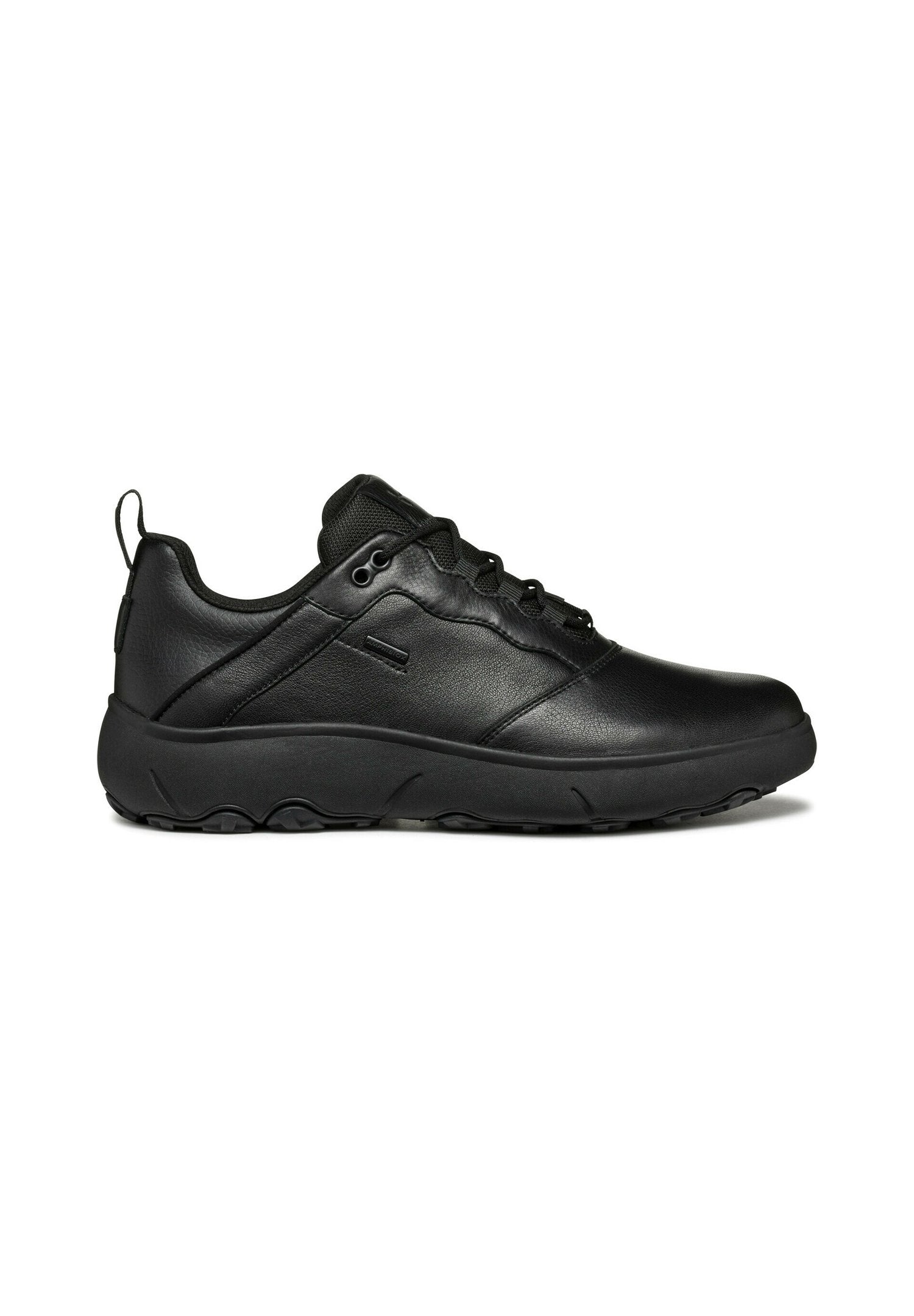 Schwarze Sportschuhe aus Leder mit strukturierter Oberfläche, Schnürdesign und einer dicken Gummisohle mit rutschfester Profilierung.