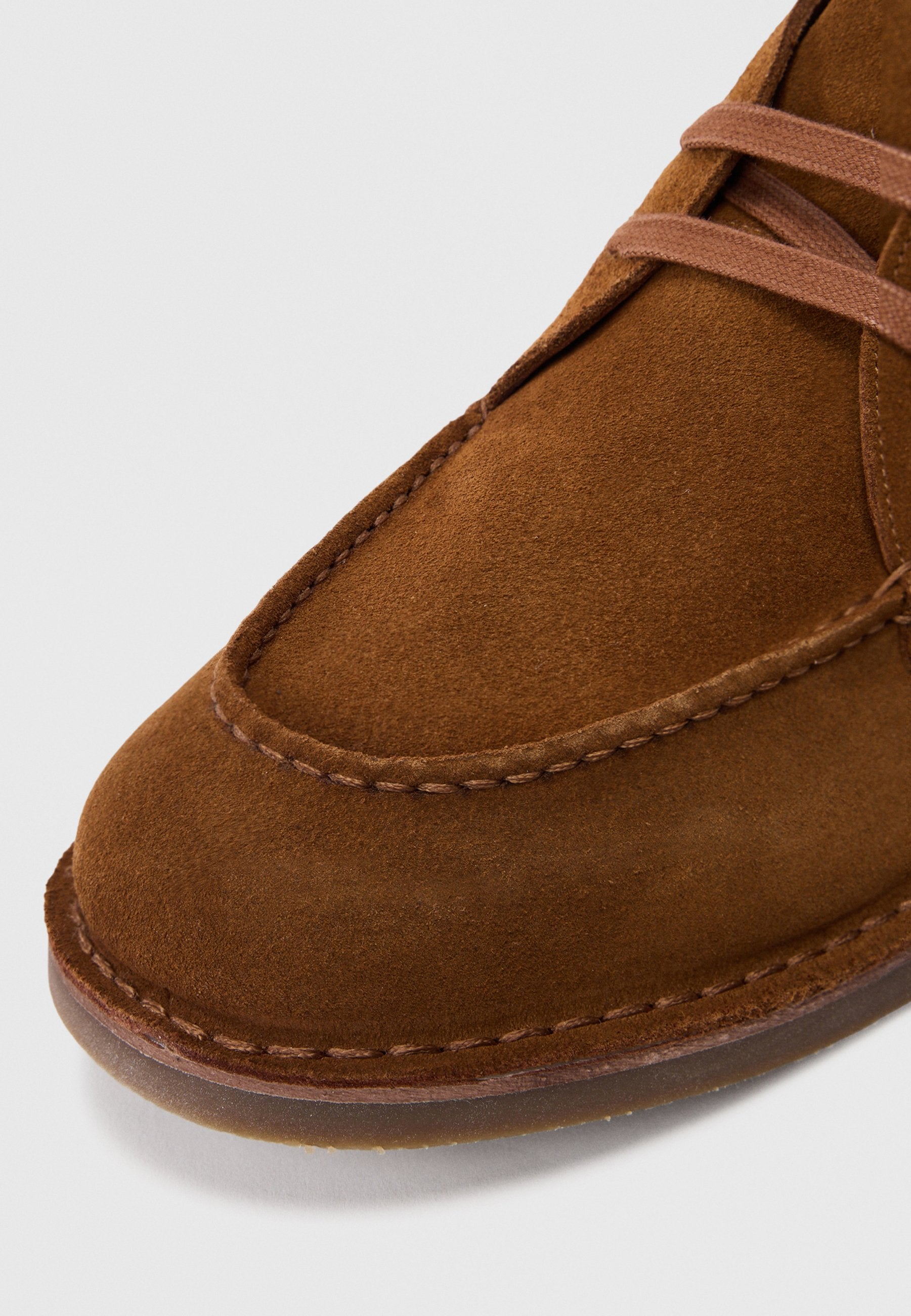 SUEDE TOPSTITCH LACE-UP CHUKKA BOOTS Media 5