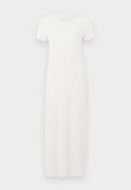 Weißes, kurzärmeliges, geripptes Maxikleid mit rundem Ausschnitt, einfacher Silhouette und ohne sichtbare Muster oder Verzierungen.