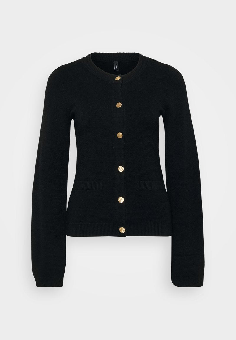 Schwarzer Cardigan mit rundem Ausschnitt, langen Ärmeln, goldenen Knöpfen auf der Vorderseite und zwei vorderen Taschen; gerippte Textur am Saum und an den Bündchen.