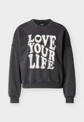 Schwarzer, kurz geschnittener Pullover mit Rundhalsausschnitt, large weißen Schriftzug "LOVE YOUR LIFE" und einem Herz-Akzent, aus einem bequemen Stoff gefertigt.