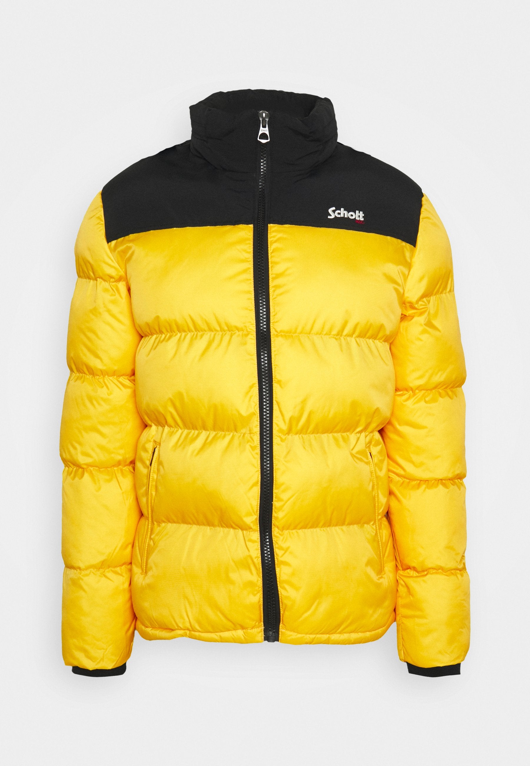 Gelbe Pufferjacke mit einem schwarzen Oberteil, Reißverschluss und Seitentaschen. Verfügt über eine gesteppte Textur und ein Markenlogo auf der Brust.