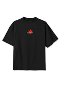 Schwarzes T-Shirt mit kurzen Ärmeln, mittig auf der Brust ein kleines rotes Blumenmotiv und der weiße Schriftzug "PEADOR".
