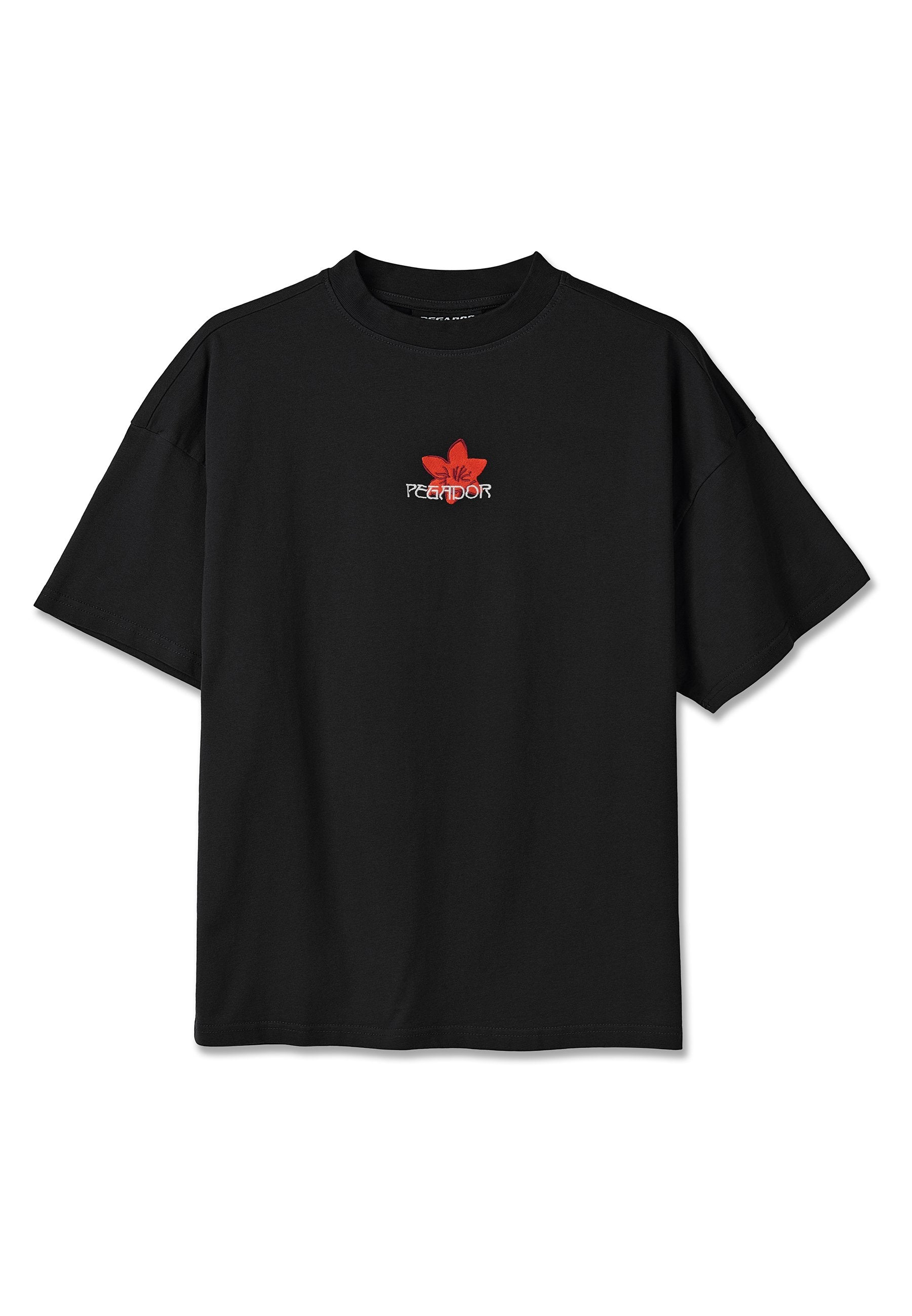 Schwarzes T-Shirt mit kurzen Ärmeln, mittig auf der Brust ein kleines rotes Blumenmotiv und der weiße Schriftzug "PEADOR".