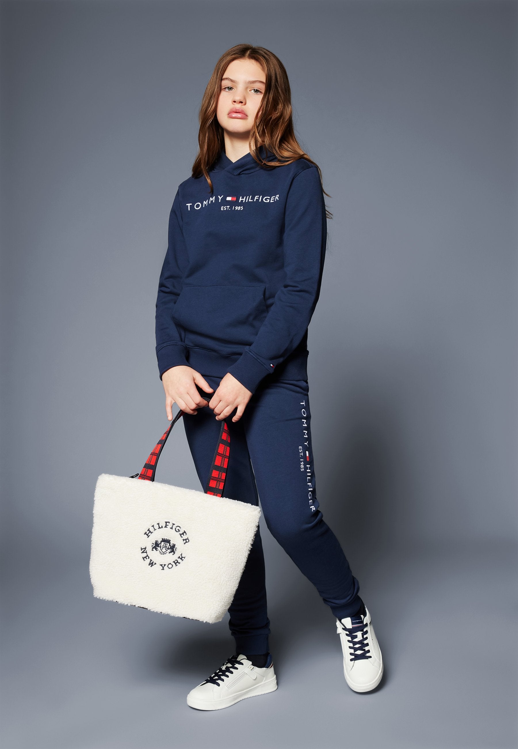 ESSENTIAL HOODIE UNISEX Media 2
