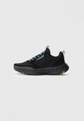 Schwarze Sport Schuhe mit einem Mesh-Obermaterial, Wildleder-Akzenten, bunten Schnürsenkeln und einer strukturierten Gummisohle mit gelbem Vibram-Logo.