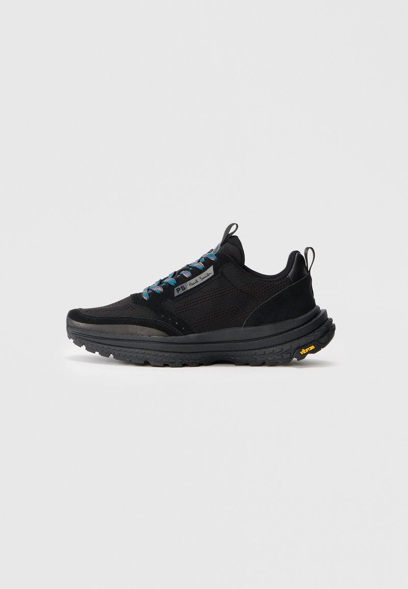 Schwarze Sport Schuhe mit einem Mesh-Obermaterial, Wildleder-Akzenten, bunten Schnürsenkeln und einer strukturierten Gummisohle mit gelbem Vibram-Logo.