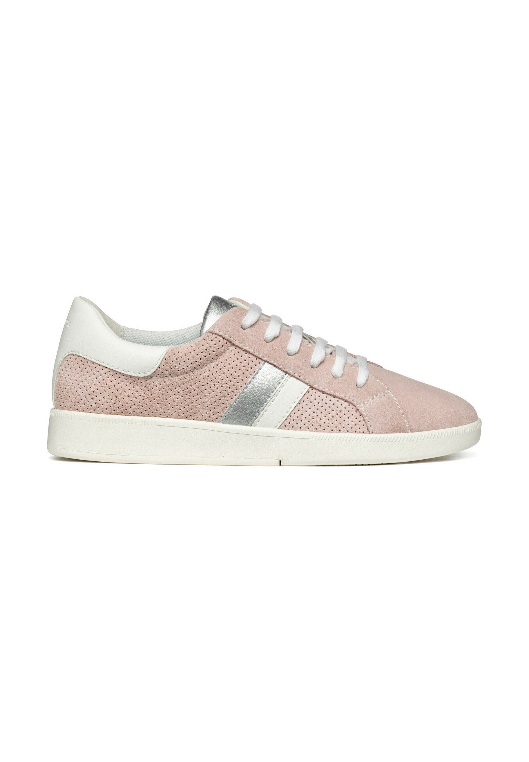 Rosa Wildlederschuhe mit perforiertem Obermaterial, silbernen Akzenten und weißer Gummisohle. Mit weißen Schnürsenkeln und einer glatten Textur.
