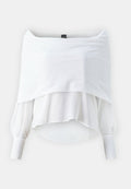Weißes Off-Shoulder-Bluse mit geschichtetem Design, langen Puffärmeln und einer fließenden Silhouette. Hergestellt aus leichtem, durchsichtigem Stoff.