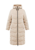 Beige langer gepolsterter Wintermantel mit Kapuze, schwarzem Frontreißverschluss, Seitentaschen und gestepptem Chevron-Nähmuster.