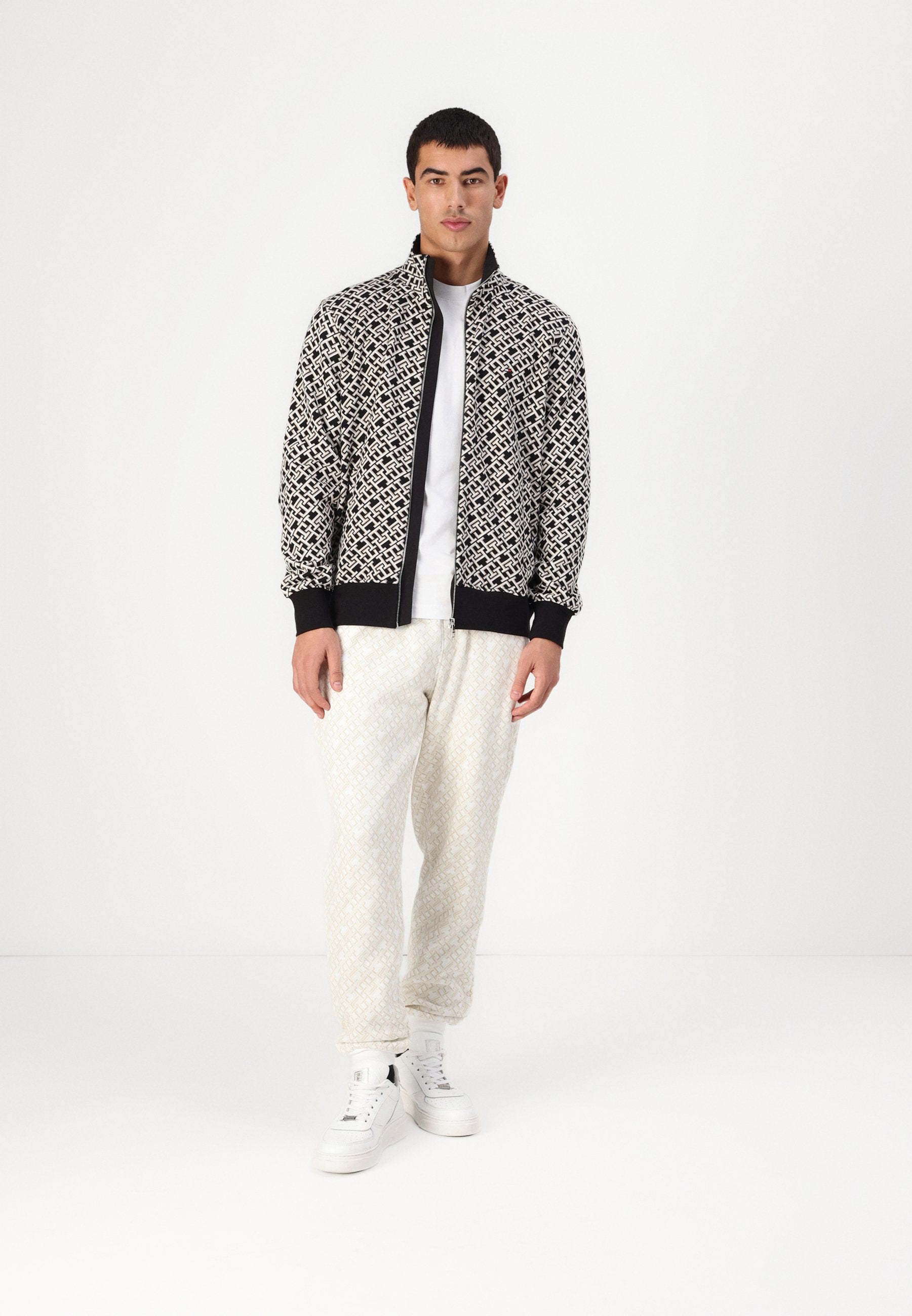 MONOGRAM UNISEX Media 4