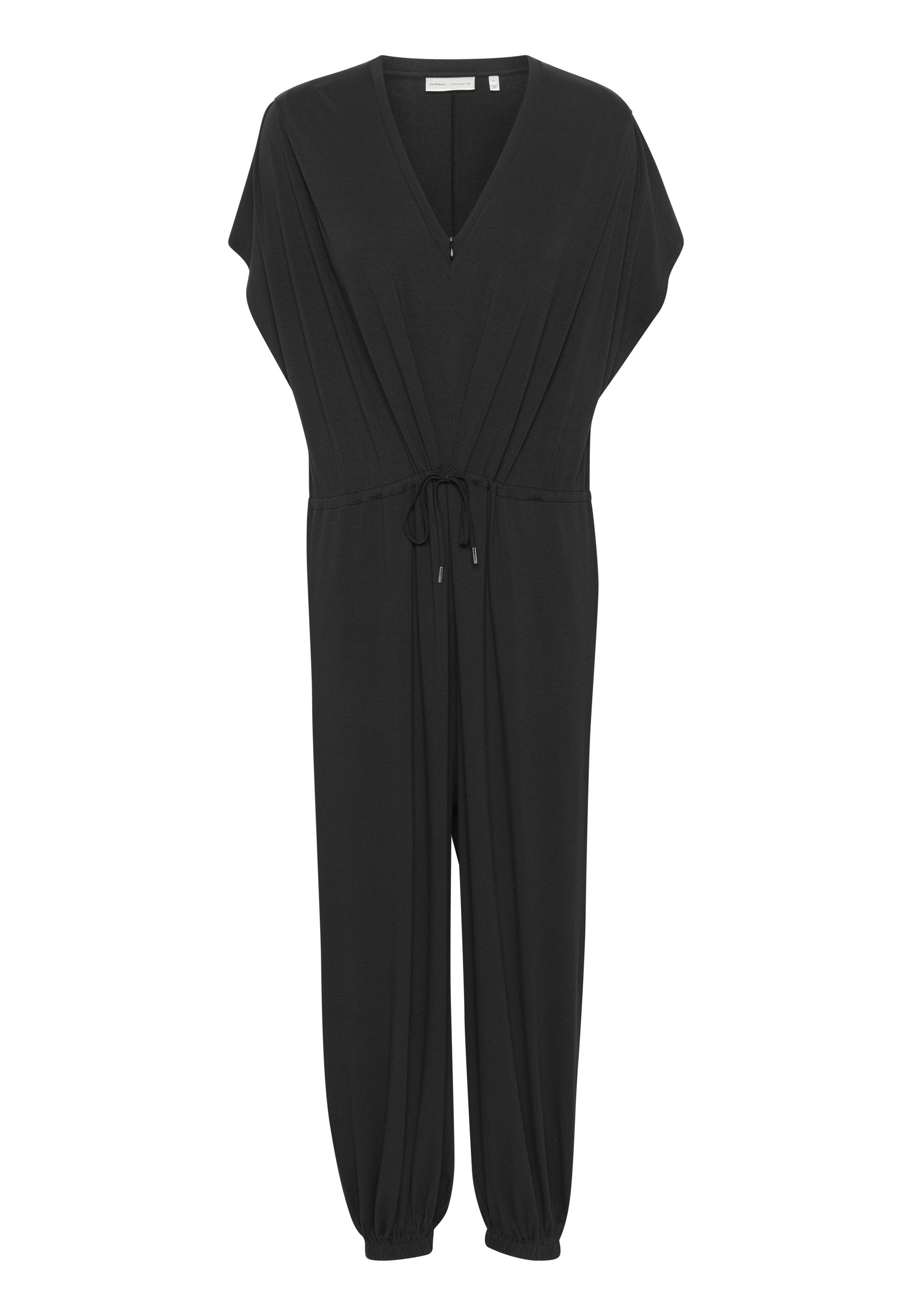 Schwarzer Jumpsuit aus weichem Material, mit V-Ausschnitt, kurzen Raglanärmeln, einer Kordelzug-Taille und tapered elastischen Bündchen.