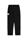 Schwarze Sweatpants mit elastischem Bund und verstellbarem Kordelzug mit roten Spitzen sowie einem kleinen beigen Aufnäher am linken Oberschenkel.