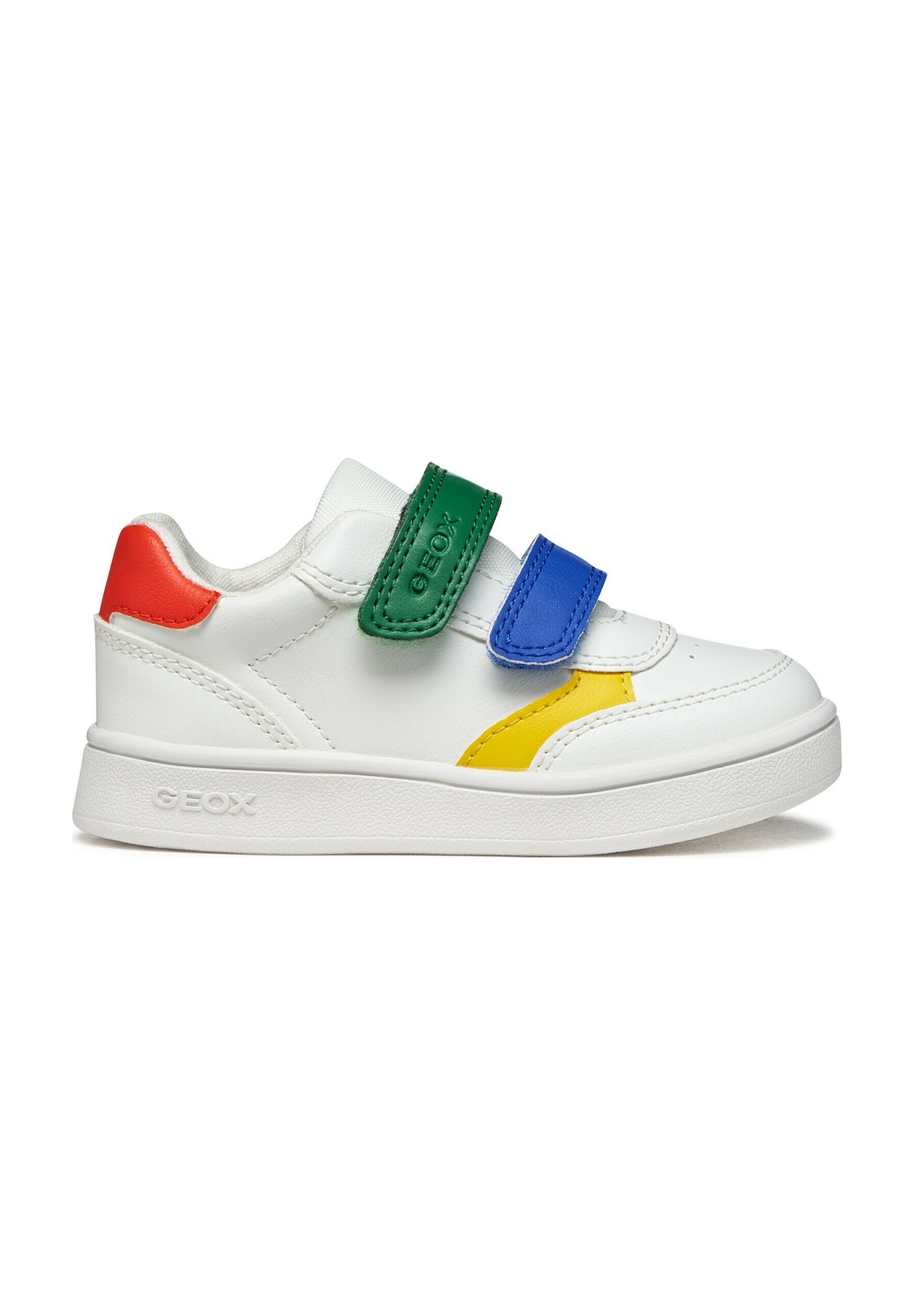 Weißer Kindersneaker mit roter Ferse, gelbem Seitenakzent, grünen und blauen Klettverschlüssen und atmungsaktiver Sohle.