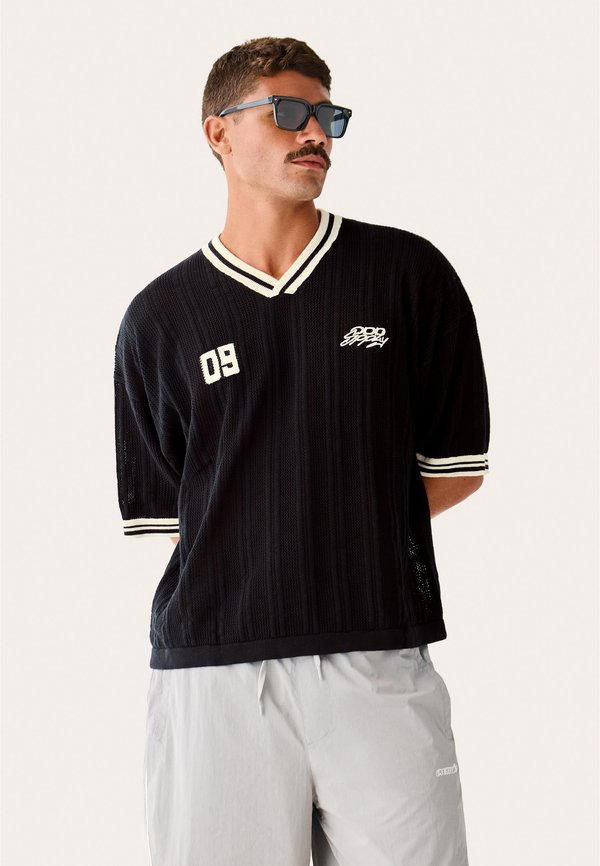 Bershka RETROSPORT V-NECK - TSHIRT - Print T-shirt - black