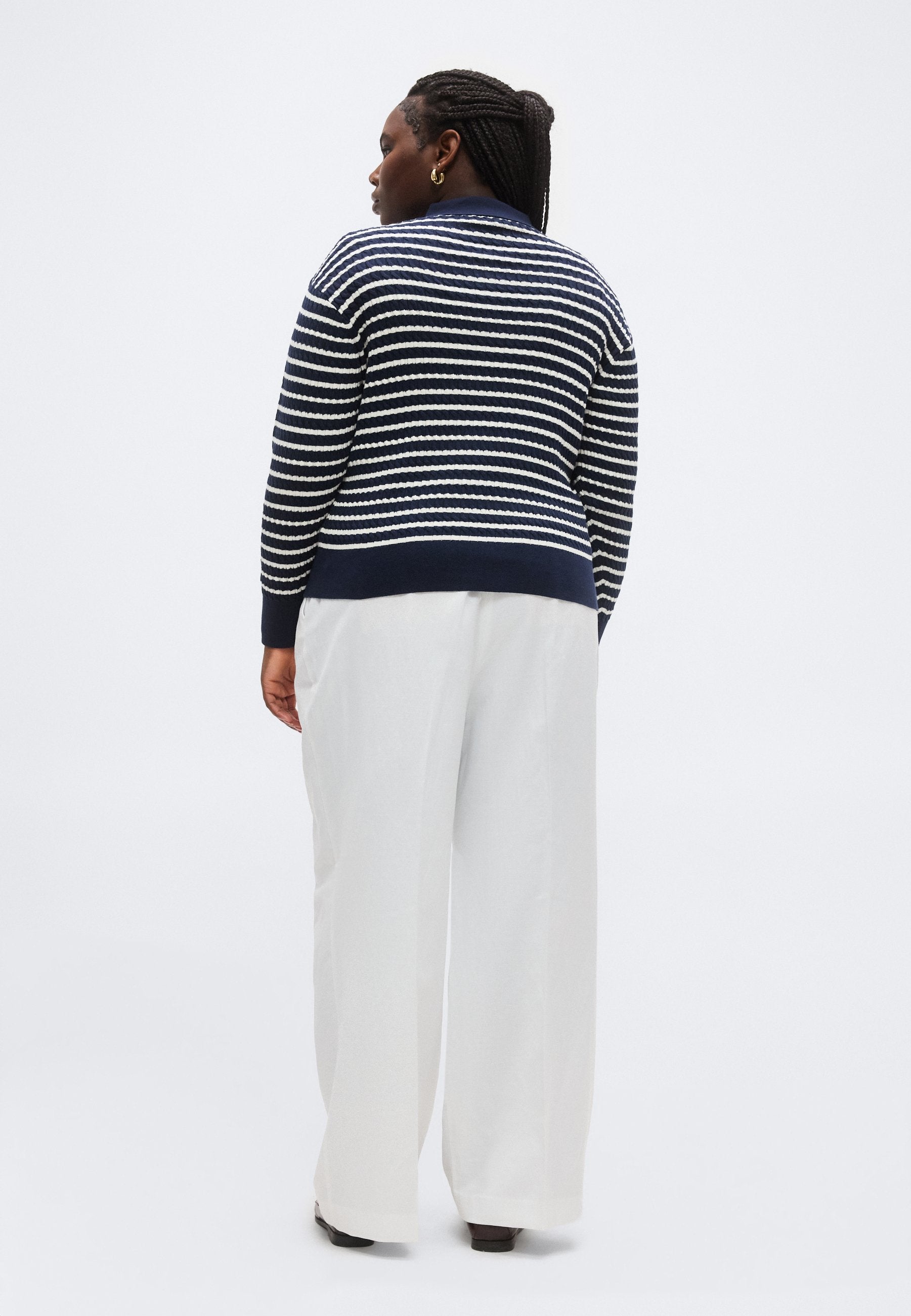 CURVE CABLE KNIT RELAXED POLO JUMPER Media 4