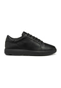 Schwarze Leder-Sneaker mit elegantem Design, runder Zehenpartie und strukturierter Oberfläche. Besitzt flache Schnürsenkel und einen gepolsterten Schaft für zusätzlichen Komfort.