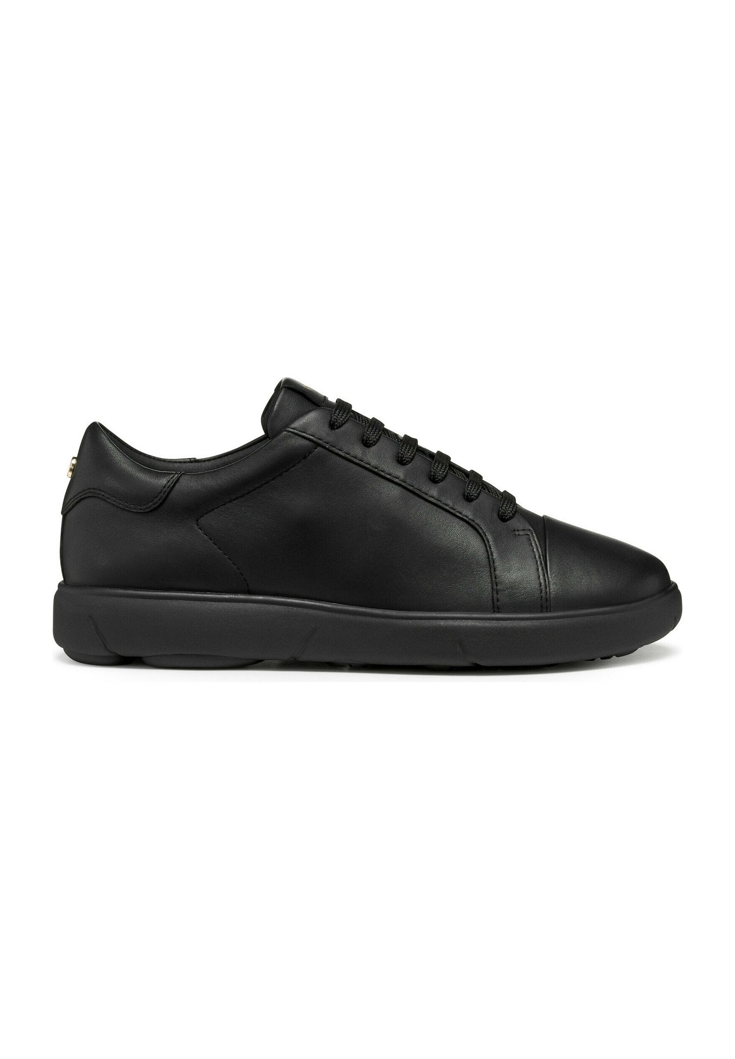 Schwarze Leder-Sneaker mit elegantem Design, runder Zehenpartie und strukturierter Oberfläche. Besitzt flache Schnürsenkel und einen gepolsterten Schaft für zusätzlichen Komfort.