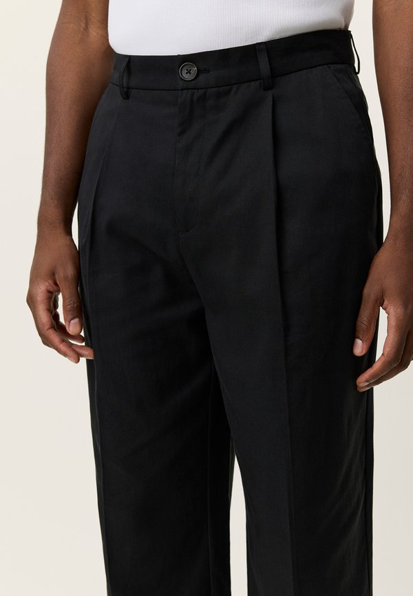 Les Deux REECE PLEATED SUIT PANTS