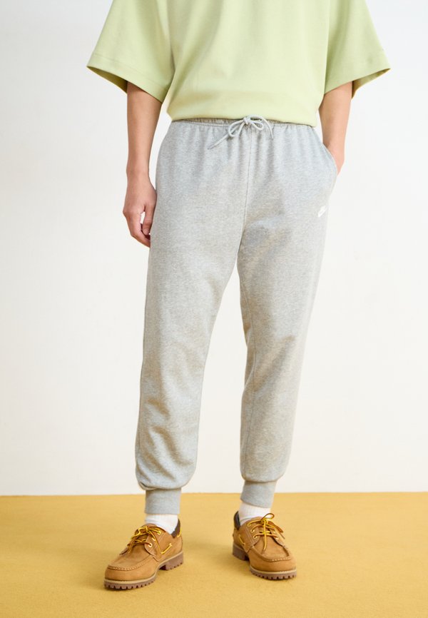 Nike Sportswear M NK CLUB FT JOGGER - Tracksuit bottoms - grey heather/smoke grey
