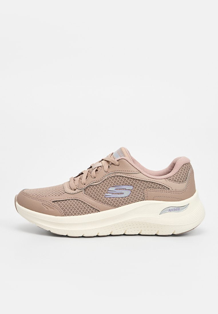 Hellbraune Sportausführung mit einem Obermaterial aus Mesh, kontrastierenden pastellrosa Akzenten, Logodetails, gepolsterter Sohle und strukturiertem Profilmuster.