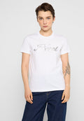 Weißes Baumwoll-T-Shirt mit einem silbernen Logo-Text "Diesel" in einer kursiven Schriftart. Kurze Ärmel und eine lockere Passform, kombiniert mit blauen Jeans.