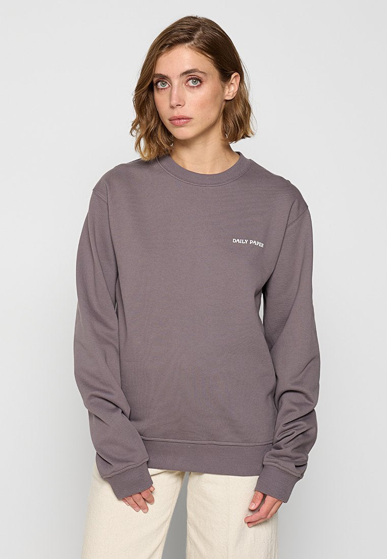 Grauer Rundhalsausschnitt-Sweatshirt mit gerippten Bündchen und Saum, das ein dezentes "DAILY PAPER"-Logo auf der Brust trägt. Weicher Baumwollmischstoff.