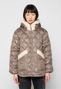 Gesteppte Steppjacke in Taupe mit cremigem Kunstsherling-Kapuze und Taschen, ausgestattet mit einem glänzenden Finish und Frontreißverschluss.