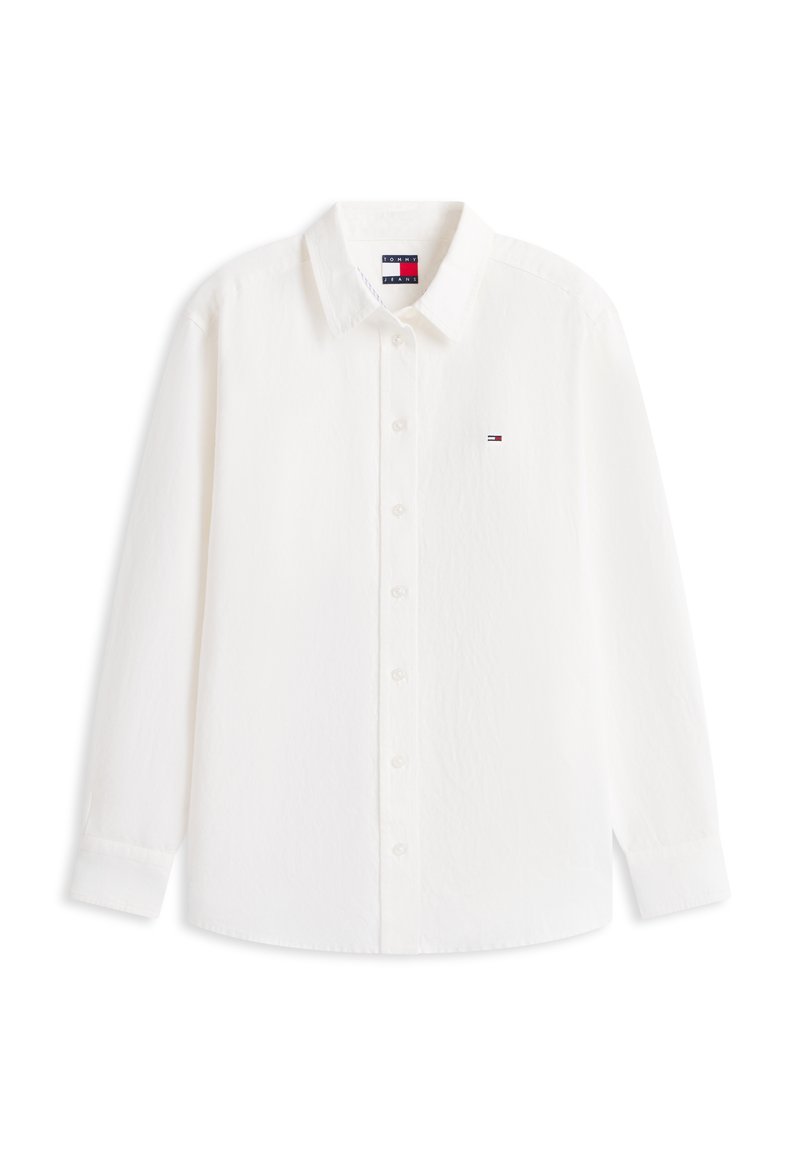Weißes langärmliges Hemd mit Knopfleiste und Kragen, mit einem kleinen Tommy Hilfiger-Logo auf der linken Brust und einem Innenetikett.