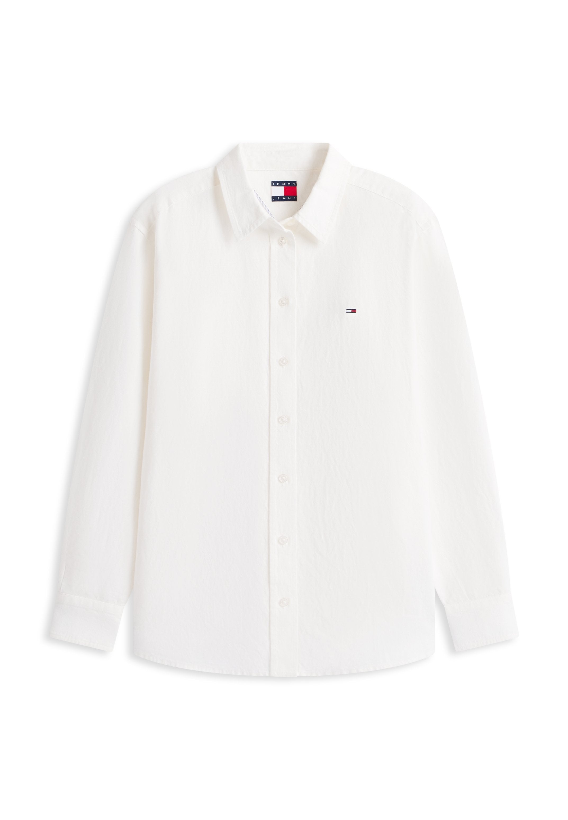 Weißes langärmliges Hemd mit Knopfleiste und Kragen, mit einem kleinen Tommy Hilfiger-Logo auf der linken Brust und einem Innenetikett.