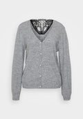 Grauer Cardigan aus weichem Strickmaterial, mit V-Ausschnitt, Perlmuttknöpfen und einem schwarzen Spitzenbesatz am Ausschnitt. Lange Ärmel inklusive.