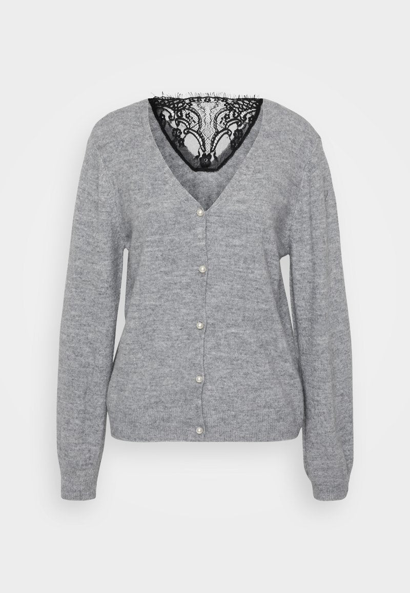 Grauer Cardigan aus weichem Strickmaterial, mit V-Ausschnitt, Perlmuttknöpfen und einem schwarzen Spitzenbesatz am Ausschnitt. Lange Ärmel inklusive.