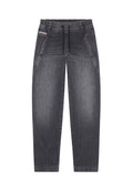 Graue Denim-Jogginghosen mit elastischem Bund, Kordelzug und seitlichen Taschen. Der Stoff hat eine dezente Textur und eine ausgewaschene Optik.