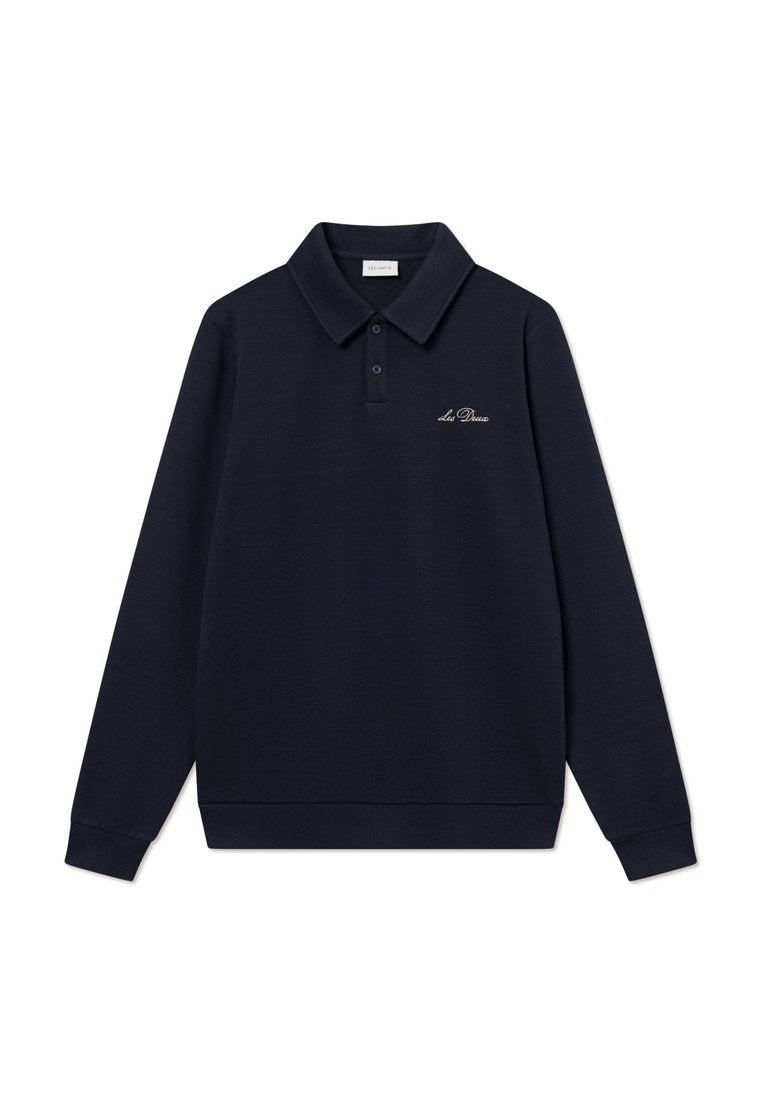 Marineblaues Langarm-Polohemd aus weichem Stoff, mit klassischem Kragen und kleinem gesticktem Logo auf der linken Brust.