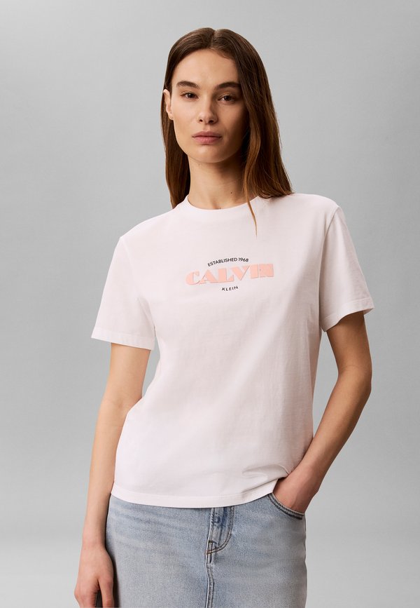 Calvin Klein Jeans CLASSIC RESORTLOGO TEE - Print T-shirt - bright white