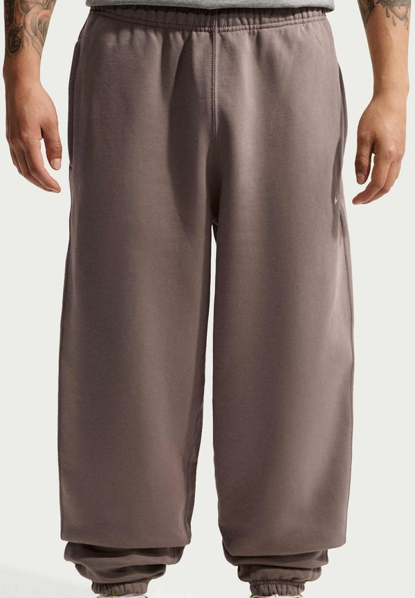 Nike Sportswear M NL SOLO SWSH BB CF PANT - Tracksuit bottoms - mink brown mink brown white